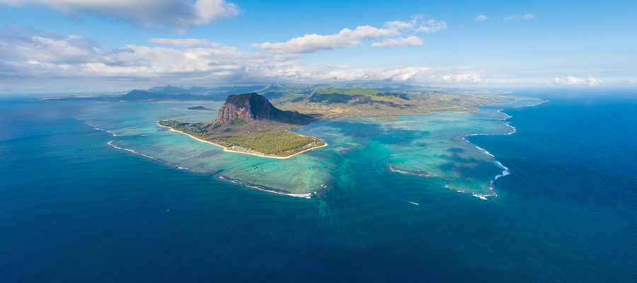 Le Morne Brabant Mauritius z lotu ptaka – turkusowa laguna i półwysep idealny na wakacje All Inclusive
