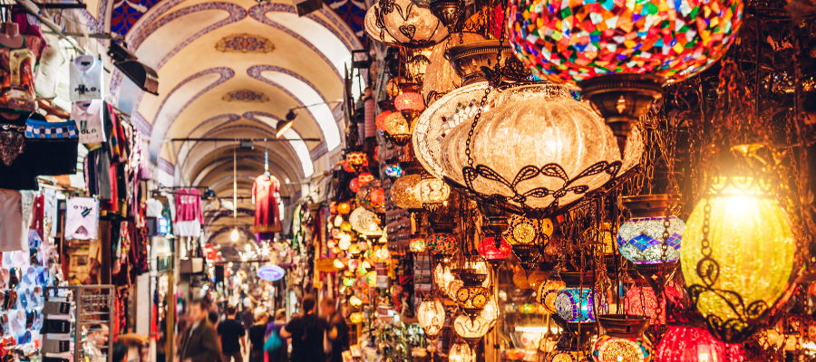 Orientalne lampy na Krytym Bazarze w Stambule – Kapalı Çarşı