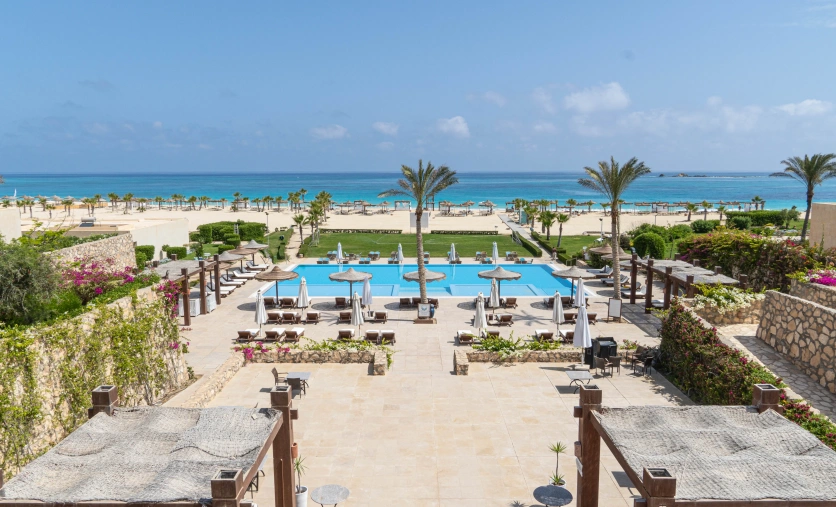 Caesar Bay Resort – basen i tarasy wypoczynkowe z widokiem na turkusowe Morze Śródziemne w Marsa Matruh