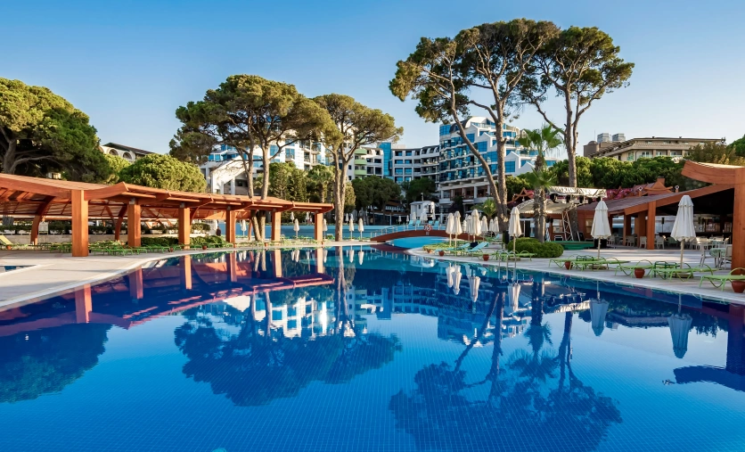 Hotel Paloma Sencia w Turcji – basen z widokiem na nowoczesny resort i śródziemnomorską roślinność