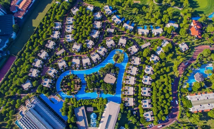 Gloria Serenity Resort w Belek – luksusowy hotel All Inclusive z willami, prywatnymi basenami i rozległym kompleksem wodnym.