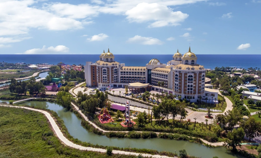 Hotel Delphin Be Grand Resort – luksusowy hotel All Inclusive w Antalyi, położony przy szerokiej plaży nad Morzem Śródziemnym.