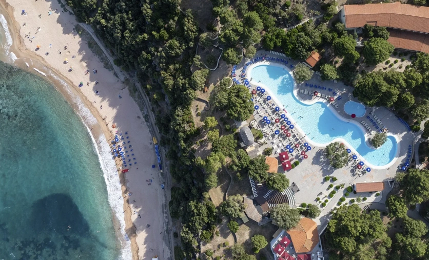 Hotel Club Esse Palmasera Resort na Sardynii – widok z lotu ptaka na baseny i piaszczystą plażę w Cala Gonone