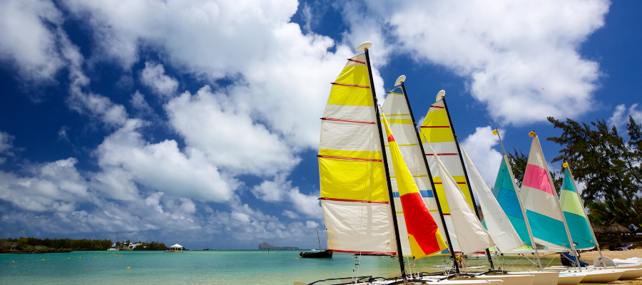 Kolorowe katamarany na plaży na Mauritiusie – sporty wodne w pakiecie All Inclusive