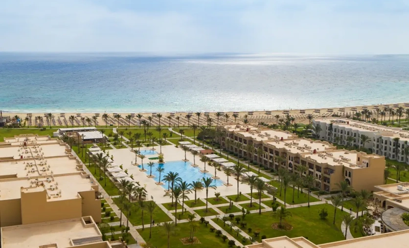 Jaz Oriental Resort w Marsa Matruh – luksusowy hotel przy plaży Almaza Bay z basenami i widokiem na Morze Śródziemne