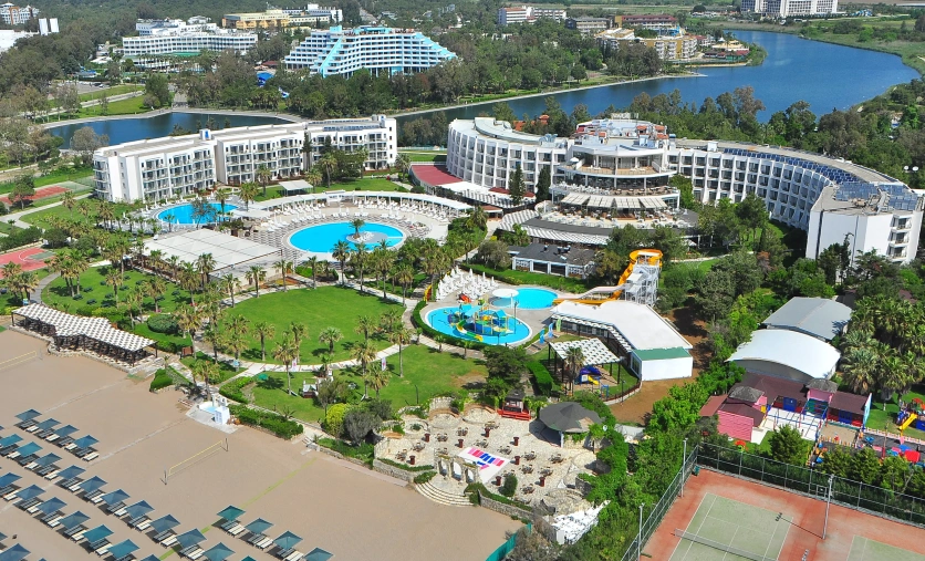Hotel Kaya Side – rodzinny hotel All Inclusive w Side z aquaparkiem, basenami i prywatną plażą.