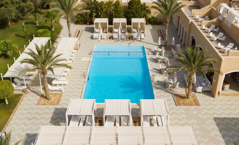 Jaz Neo Almazino – nowoczesny hotel z basenem w Almaza Bay, Marsa Matruh