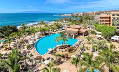 Hotel H10 Costa Adeje Palace z widokiem na ocean i baseny podczas majowego wypoczynku na Teneryfie