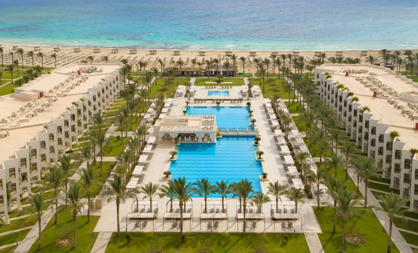 Jaz Elite Crystal – nowoczesny hotel z dużym basenem i palmowym ogrodem w Almaza Bay, Marsa Matruh