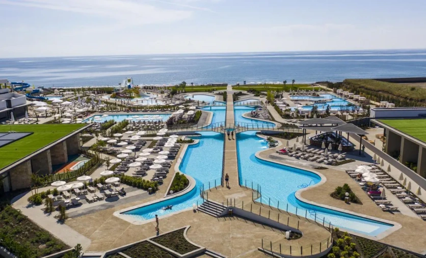 Hotel Wave Resort w Bułgarii – nowoczesny resort All Inclusive z rozległymi basenami i widokiem na Morze Czarne