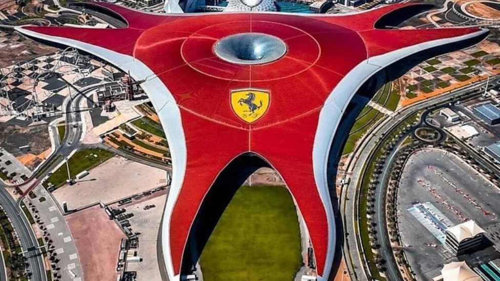Ferrari World Abu Dhabi z lotu ptaka – charakterystyczny czerwony dach parku rozrywki na wyspie Yas