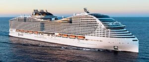 MSC World America – nowoczesny statek wycieczkowy MSC Cruises płynący po oceanie, widok z lotu ptaka