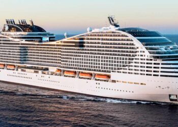 MSC World America – nowoczesny statek wycieczkowy MSC Cruises płynący po oceanie, widok z lotu ptaka