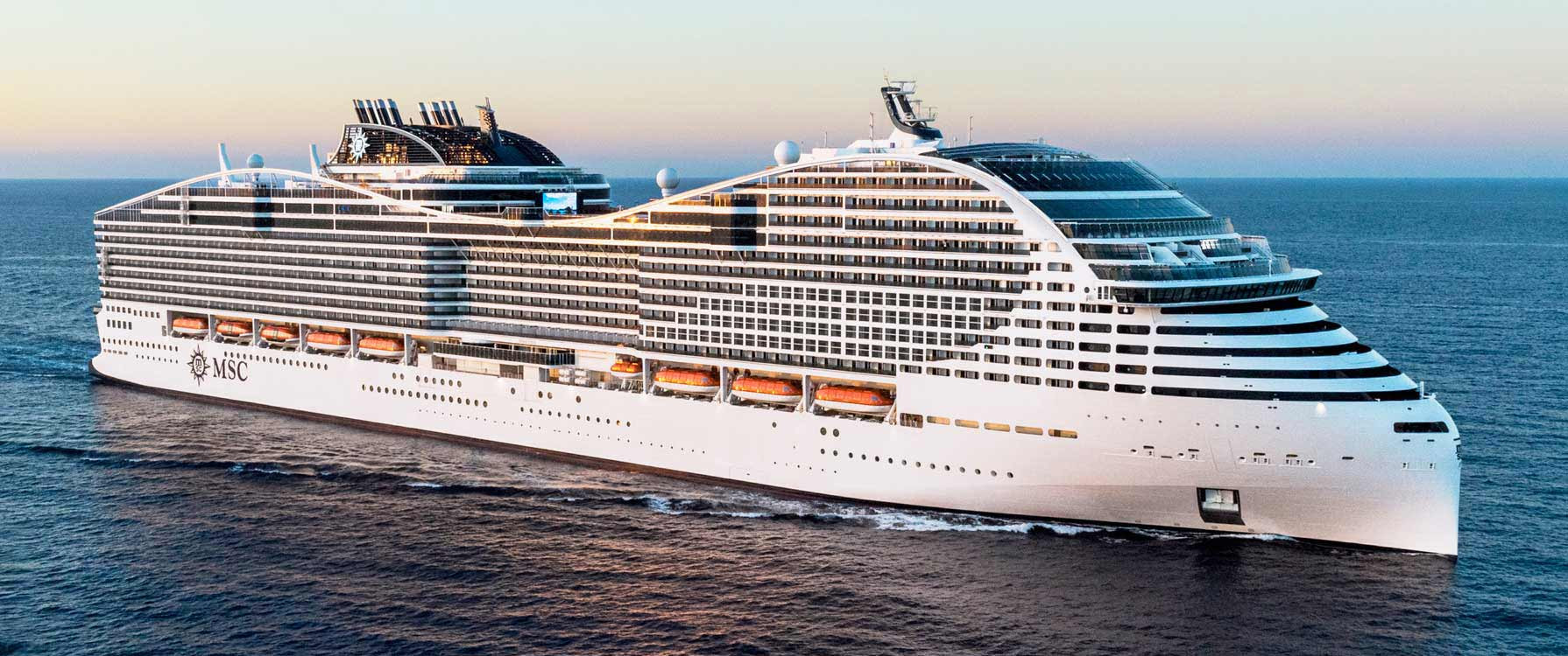 MSC World America – nowoczesny statek wycieczkowy MSC Cruises płynący po oceanie, widok z lotu ptaka