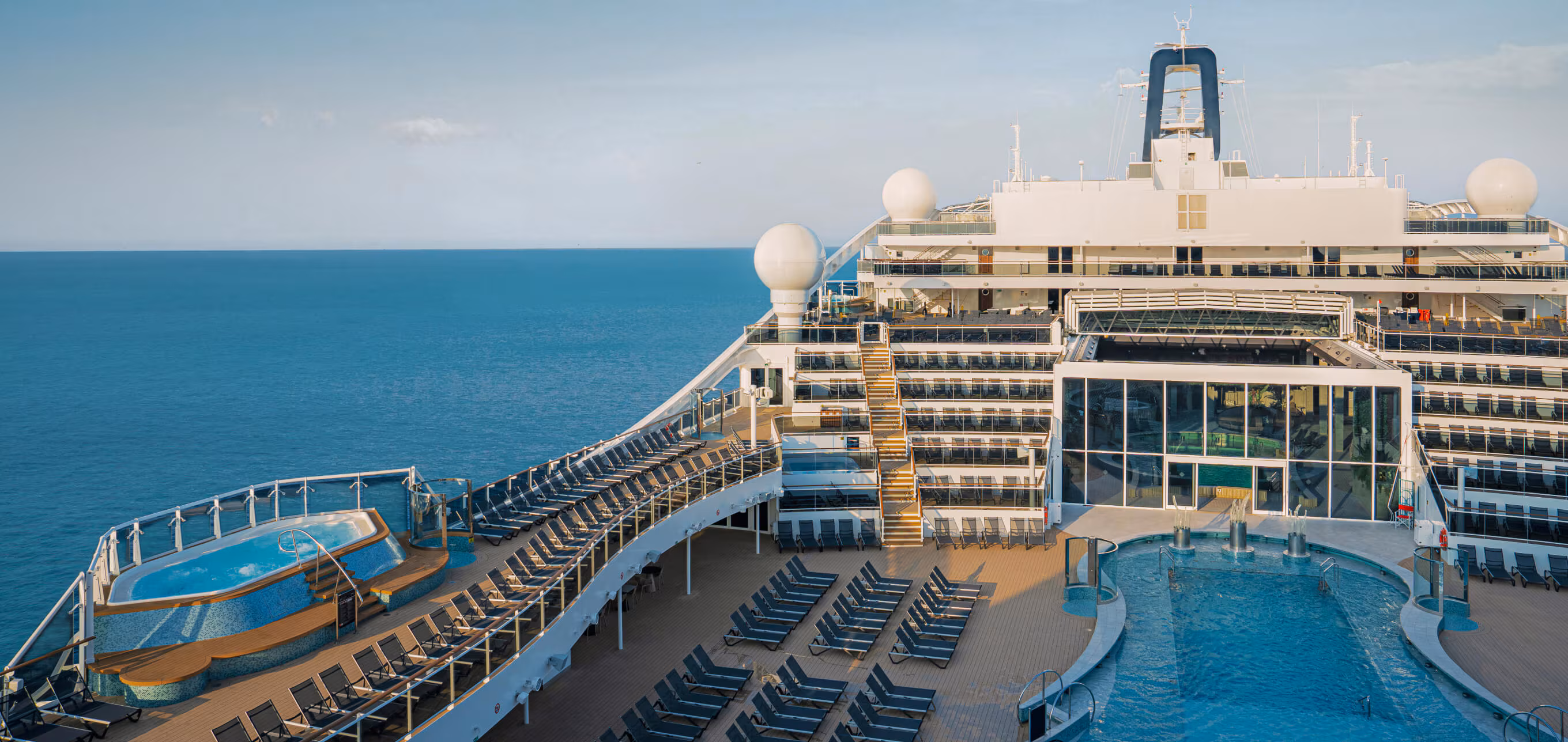 Aqua Deck na MSC World America – strefa basenów i relaksu z widokiem na ocean