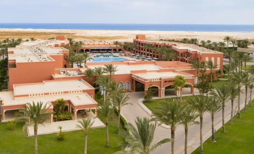 Jaz Tamerina w Marsa Matruh – elegancki resort z basenem, palmami i widokiem na Morze Śródziemne