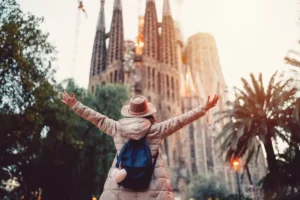 Turystka przed Sagradą Familią w Barcelonie – spełnianie marzeń podróżniczych
