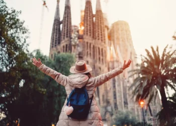 Turystka przed Sagradą Familią w Barcelonie – spełnianie marzeń podróżniczych