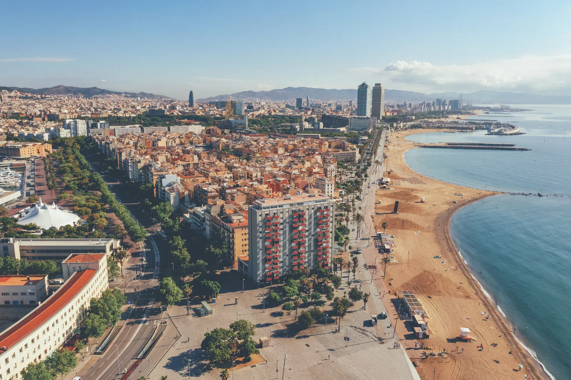 Panorama Barcelony z lotu ptaka – plaże, port i nowoczesna zabudowa miasta