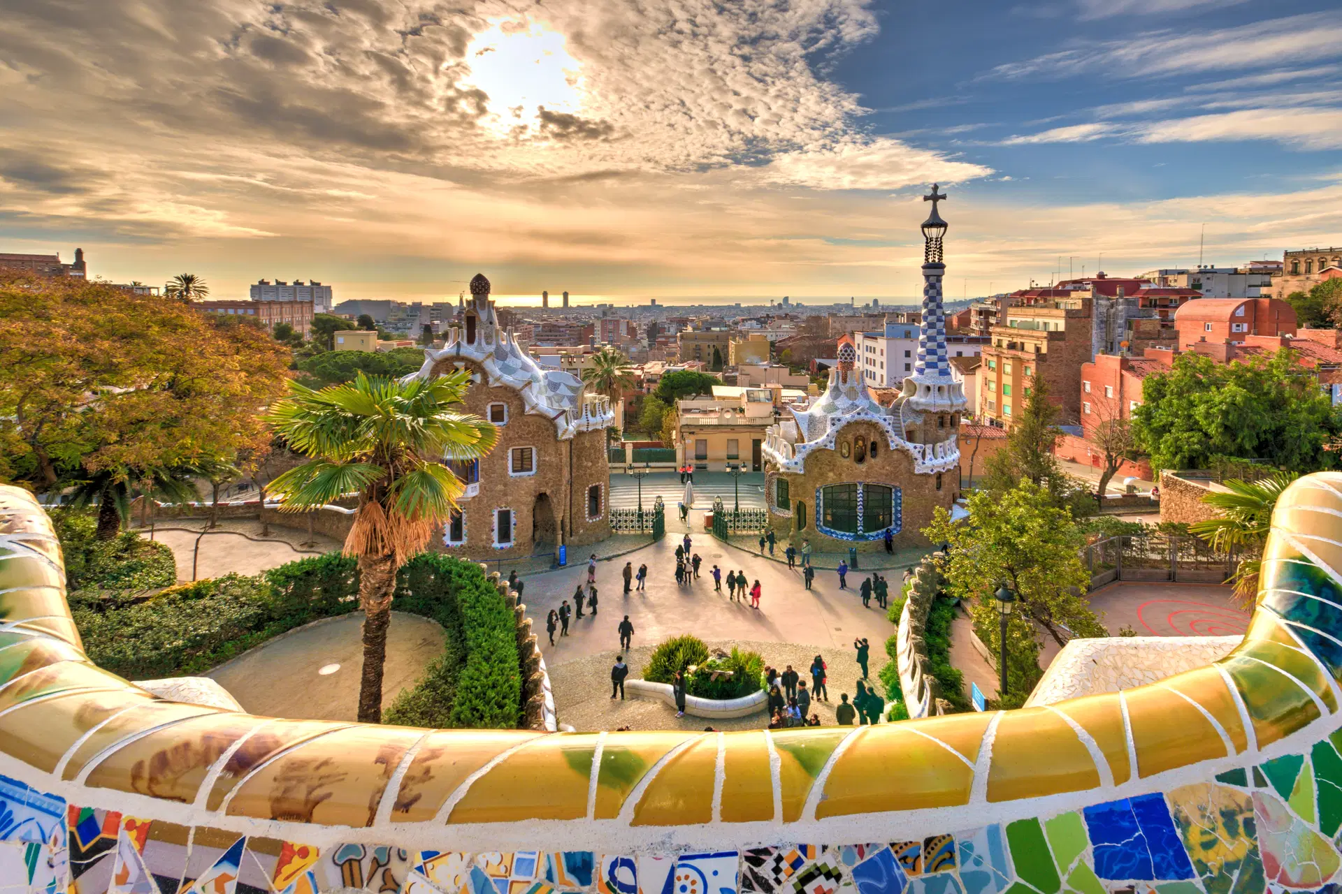 Park Güell w Barcelonie o zachodzie słońca – zabytkowa architektura i panorama miasta