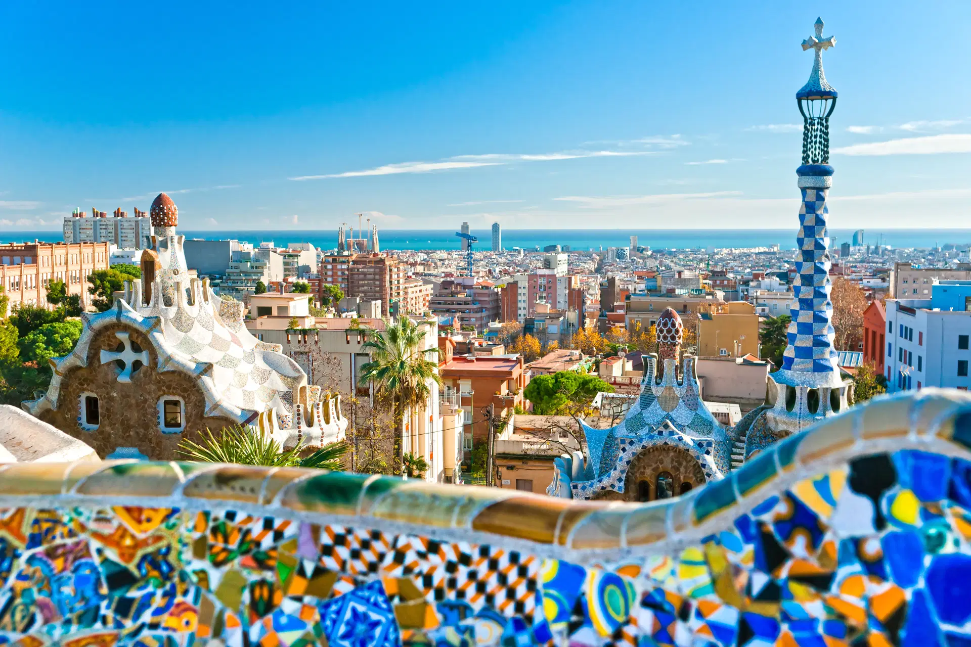 Park Güell w Barcelonie – kolorowe mozaiki Gaudiego i panorama miasta nad Morzem Śródziemnym