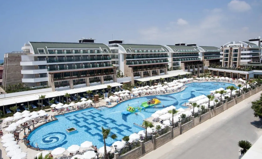 Hotel Crystal Waterworld Aqua Collection – duży kompleks All Inclusive w Turcji z aquaparkiem, basenami i strefą rodzinnego wypoczynku.