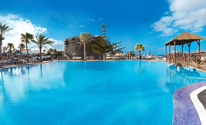 Hotel Barceló Fuerteventura Castillo z dużym basenem i widokiem na ocean – Fuerteventura idealna na Majówkę 2026