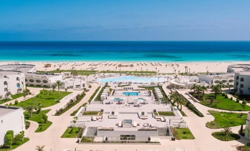 Cleopatra Sidi Heneish – luksusowy resort nad Morzem Śródziemnym w El Alamein z piaszczystą plażą i basenami