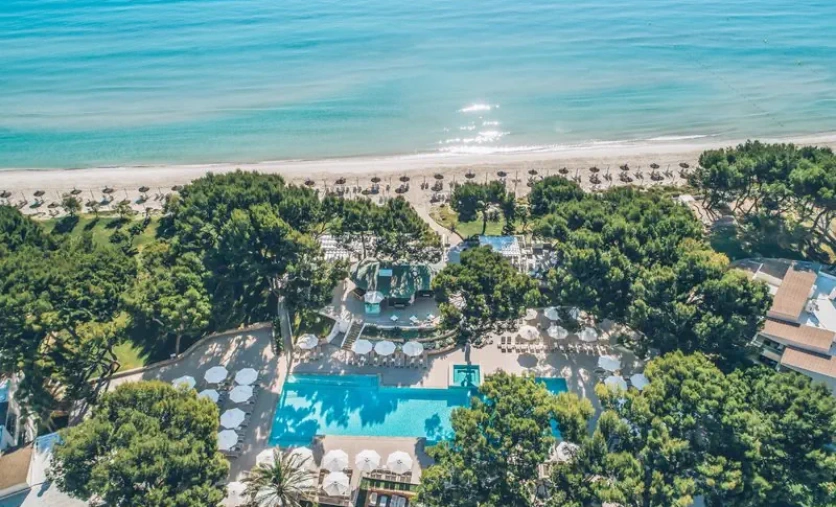 Hotel Iberostar Selection Playa de Muro Village na Majorce – baseny wśród zieleni i bezpośredni dostęp do piaszczystej plaży