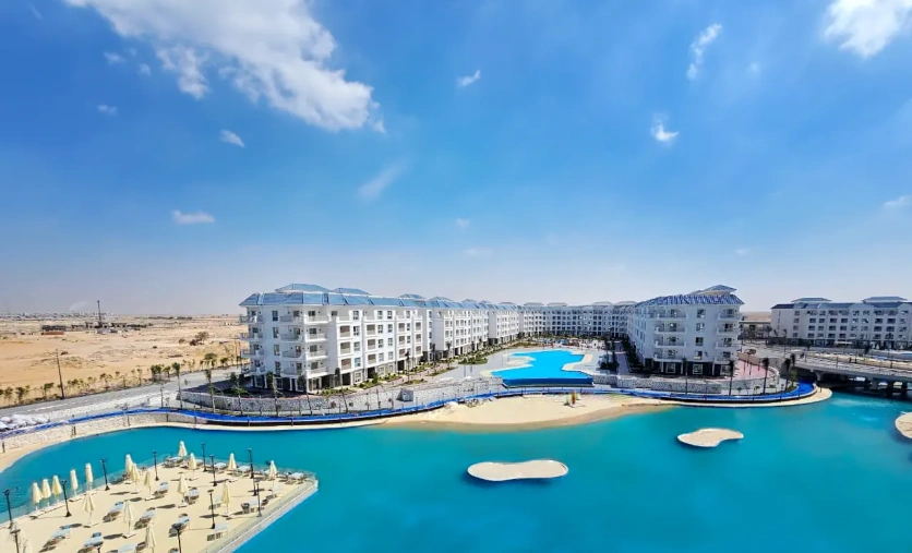 Azur One Eleven El Alamein – nowoczesny resort z lagunowym basenem nad Morzem Śródziemnym
