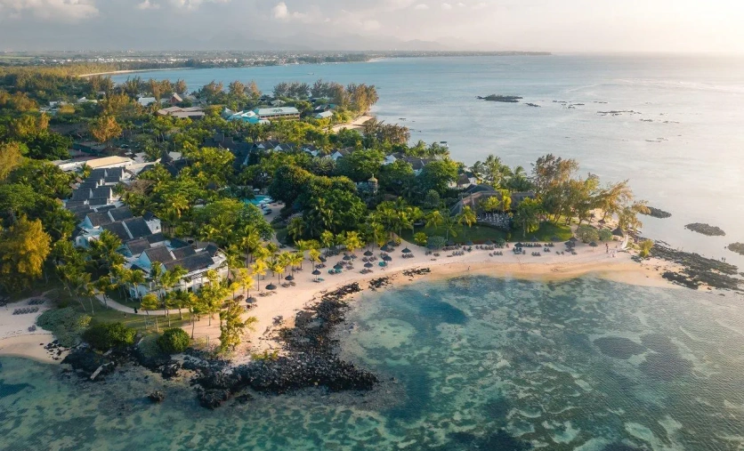 Hotel Canonnier Beachcomber Golf Resort & Spa na Mauritiusie – tropikalna zatoka, plaża i rafy koralowe