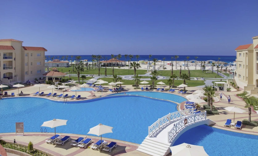 Basen w hotelu Ghazala Alamein w El Alamein z widokiem na Morze Śródziemne i palmowy ogród