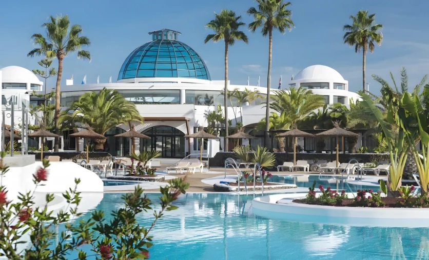 Hotel Elba Lanzarote Royal Village Resort z basenami i palmami w Playa Blanca – idealny kierunek na Majówkę 2026