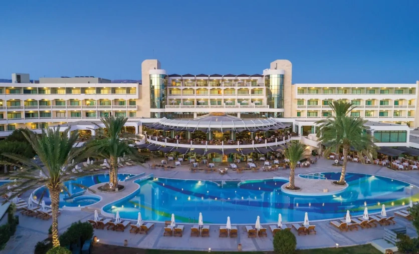 Hotel Constantinou Bros Athena Beach w Pafos na Cyprze – elegancki resort nad morzem idealny na Majówkę 2026