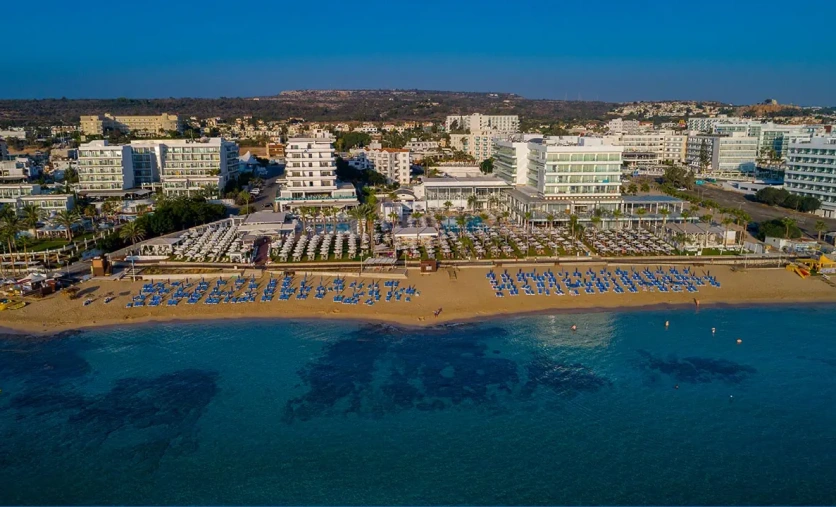 Hotel Constantinos the Great Beach przy piaszczystej plaży w Protaras – Cypr idealny kierunek na Majówkę 2026
