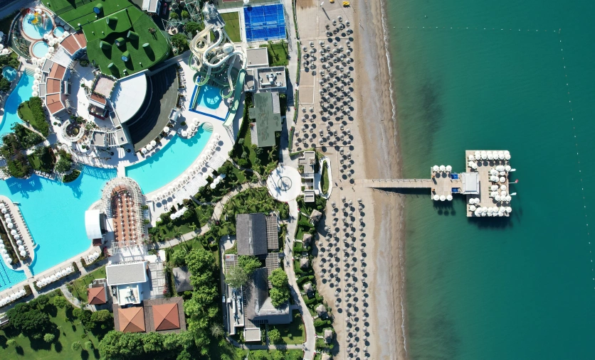 Resort z prywatną plażą i pomostem w Belek podczas majowego wypoczynku