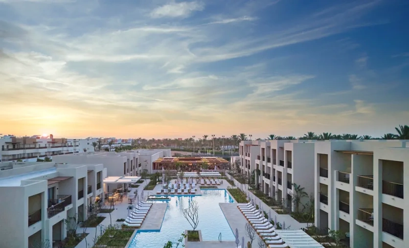 Jaz Almaza Blue w Marsa Matruh – nowoczesny hotel z basenem i elegancką zabudową w zatoce Almaza Bay