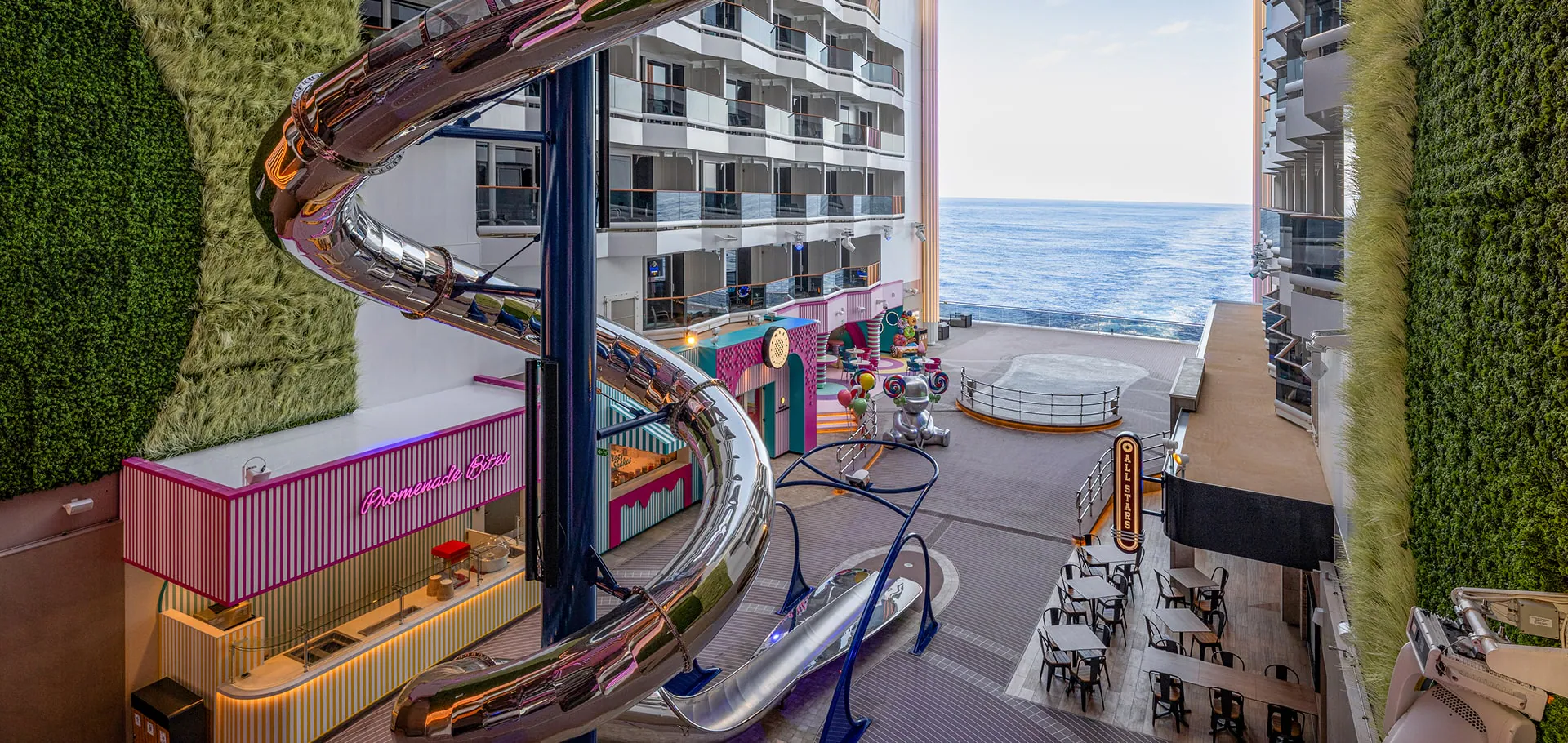 World Promenade na statku MSC World America – spiralna zjeżdżalnia, restauracje i otwarta przestrzeń z widokiem na ocean