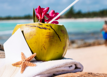 Kokosowy drink na piaszczystej plaży podczas egzotycznych wakacji
