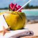 Kokosowy drink na piaszczystej plaży podczas egzotycznych wakacji