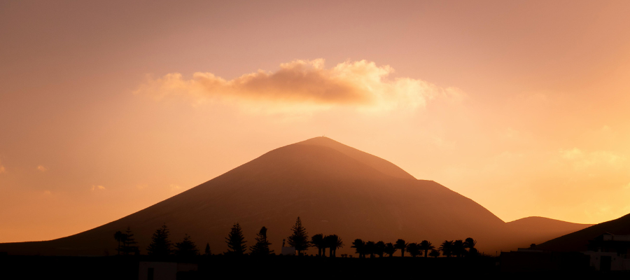 Lanzarote – wulkaniczny krajobraz o zachodzie słońca