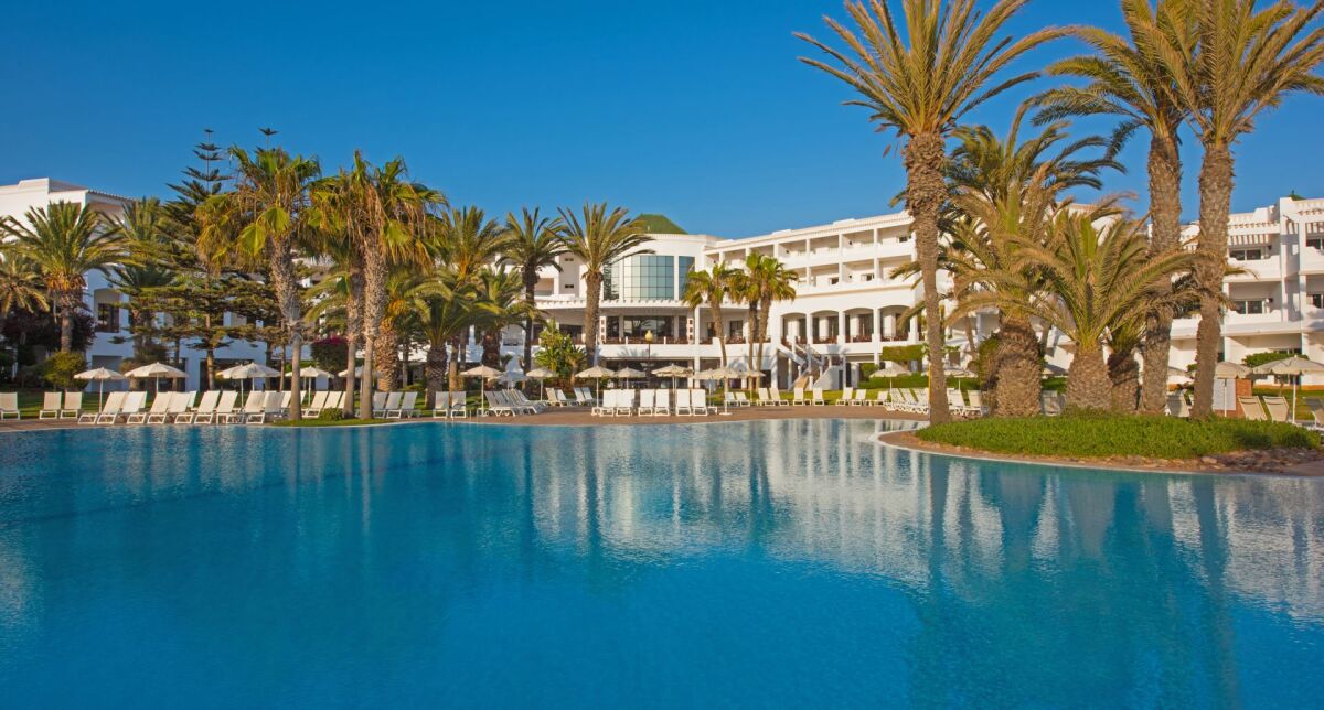 Iberostar WAVES Founty Beach – hotel przy oceanie z basenem i palmami