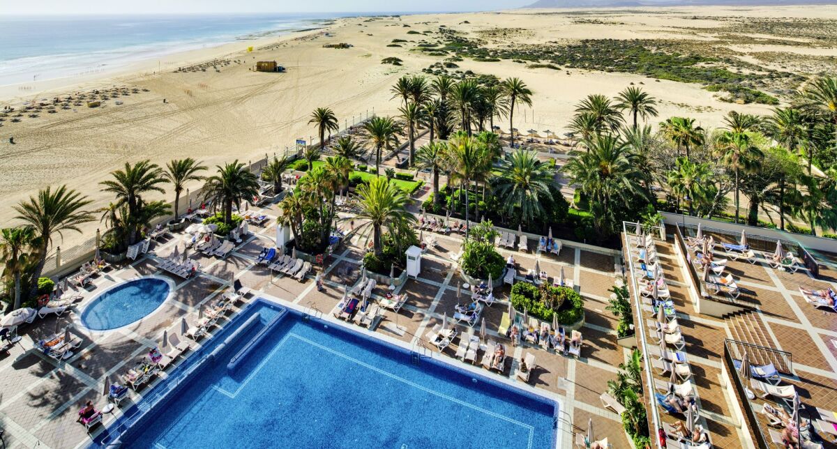 Riu Oliva Beach Resort – hotel przy wydmach i szerokiej plaży, baseny otoczone palmami