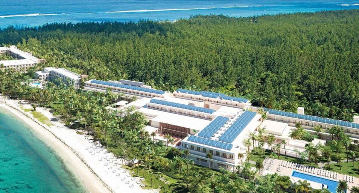 Hotel Riu Turquoise przy piaszczystej plaży, nowoczesny resort z basenem i palmami