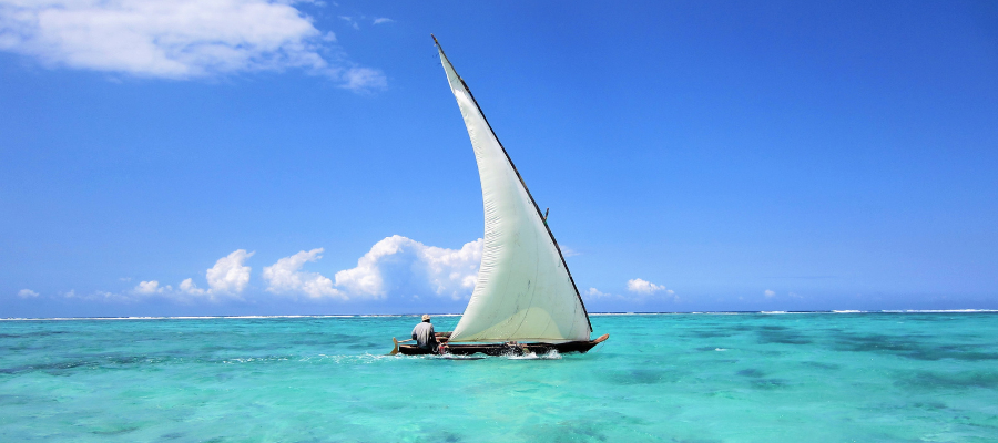 Tradycyjna łódź dhow na turkusowych wodach Oceanu Indyjskiego u wybrzeży Zanzibaru