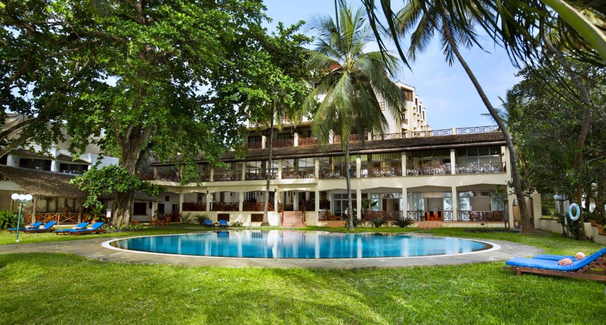 Neptune Beach Resort – hotel przy plaży z basenem, otoczony tropikalną zielenią