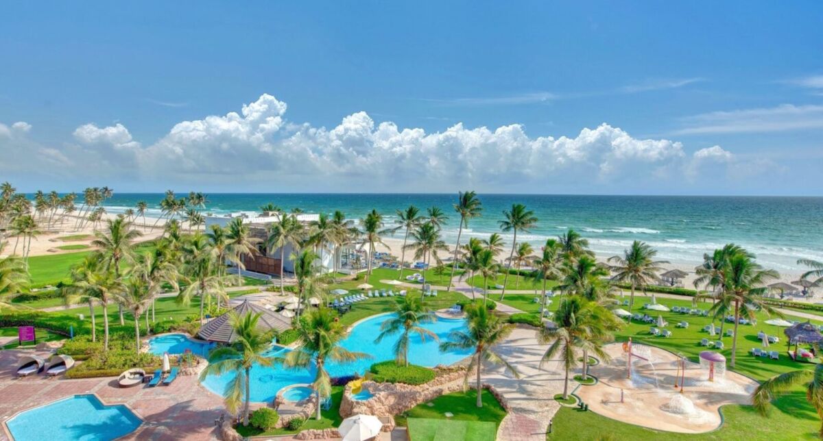 Crowne Plaza Resort Salalah – resort przy plaży z basenami, palmami i widokiem na ocean