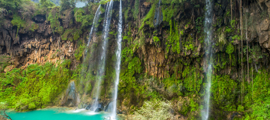 Wodospady i zielone wadi w regionie Dhofar w Omanie