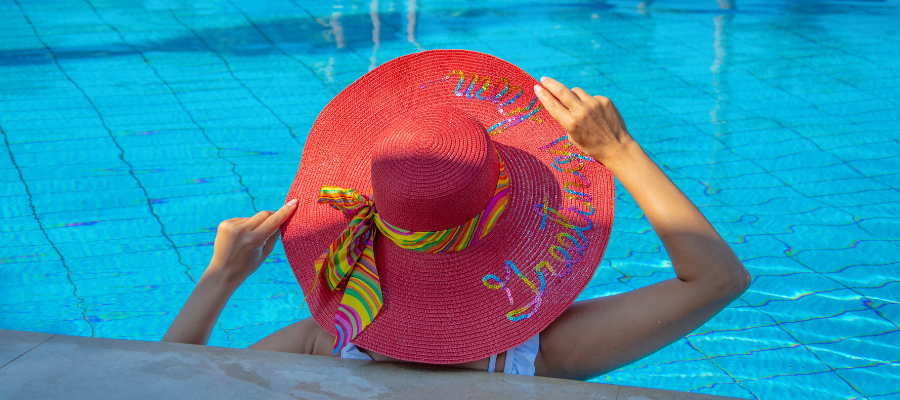 Wypoczynek przy hotelowym basenie – wakacje all inclusive