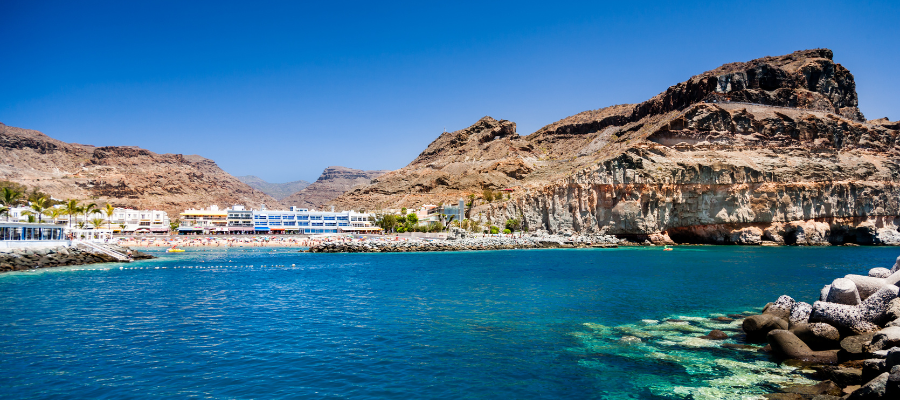 Gran Canaria – nadmorska miejscowość, klify i krystaliczna woda Atlantyku